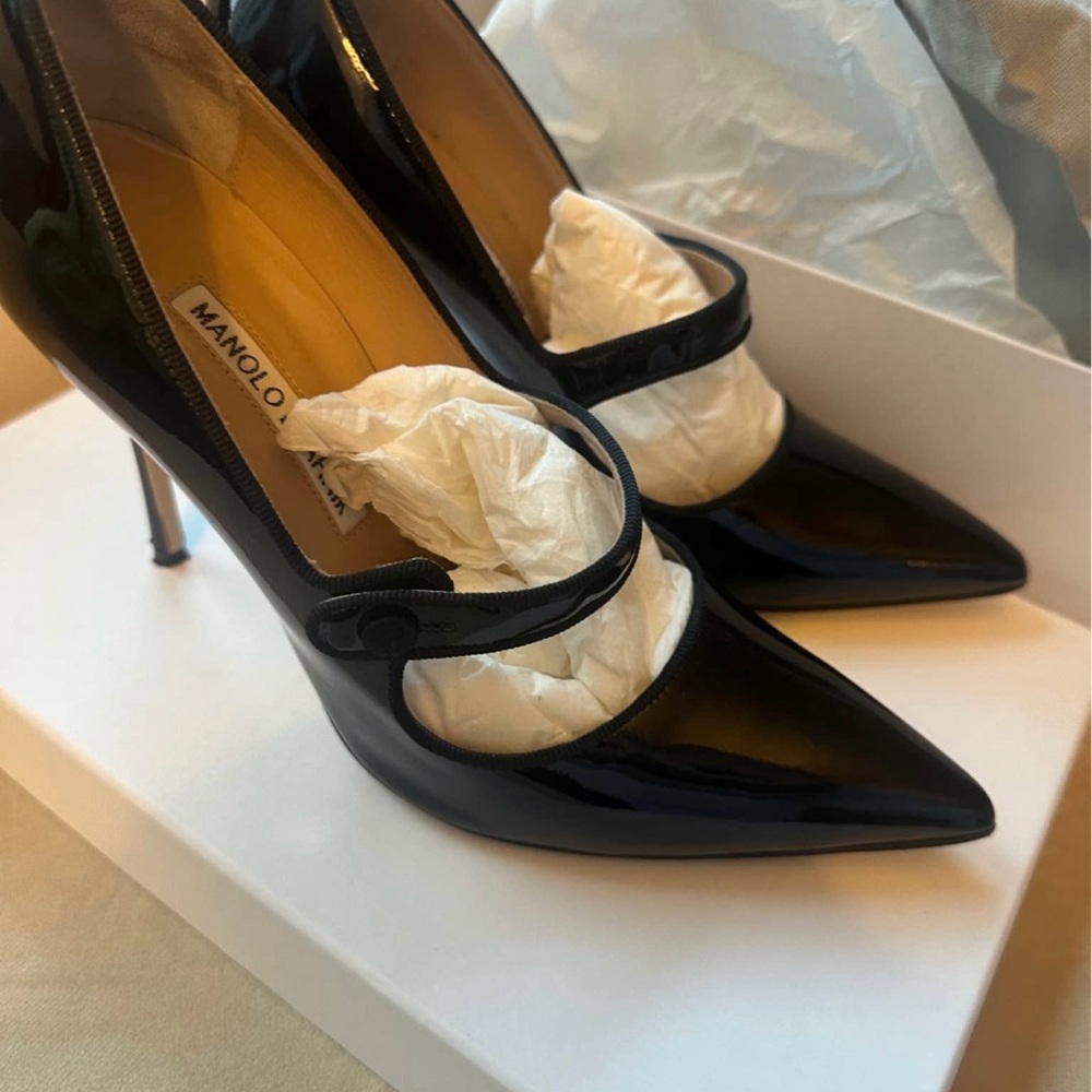 Manolo Blahnik Black Leather Pumps Campari 105